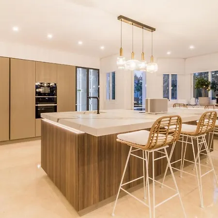 Arcadia - Avenida 28 De Adelfas 29680 Estepona, Malaga Villa *