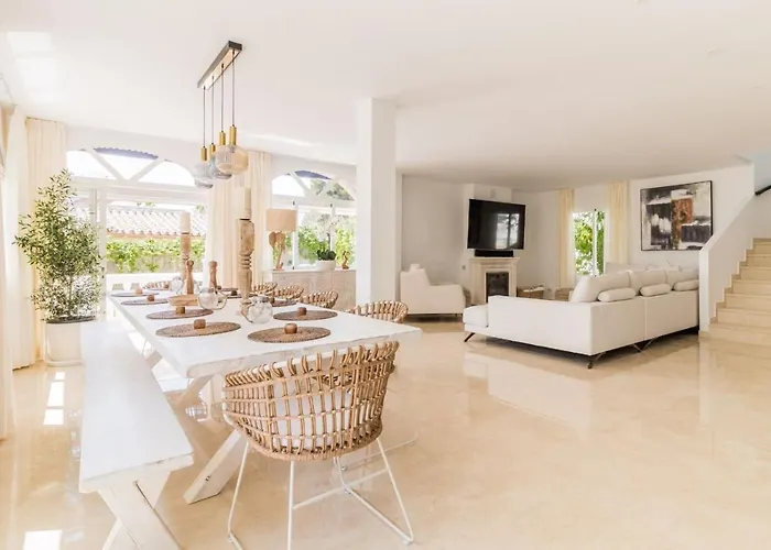 Arcadia - Avenida 28 De Adelfas 29680 Estepona, Malaga * Естепона